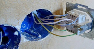 Монтаж проходного выключателя от 577 руб. в Новотроицке